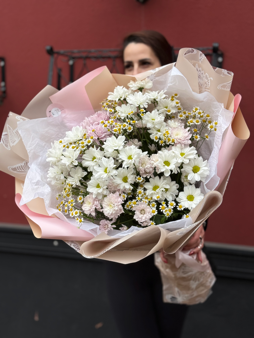 Букет с хризантемой «Луговой Ветерок» от интернет-магазина цветов в 