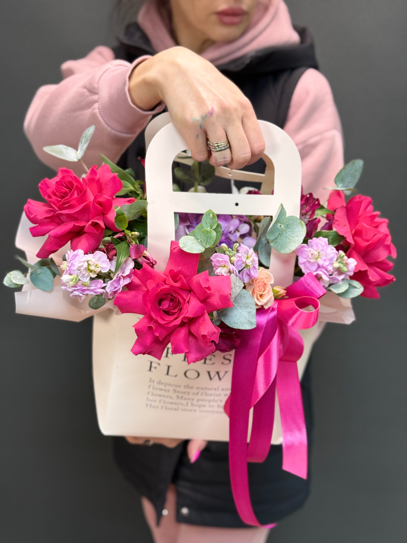 Сумка с цветами «Цветущая Смелость» от интернет-магазина цветов в 