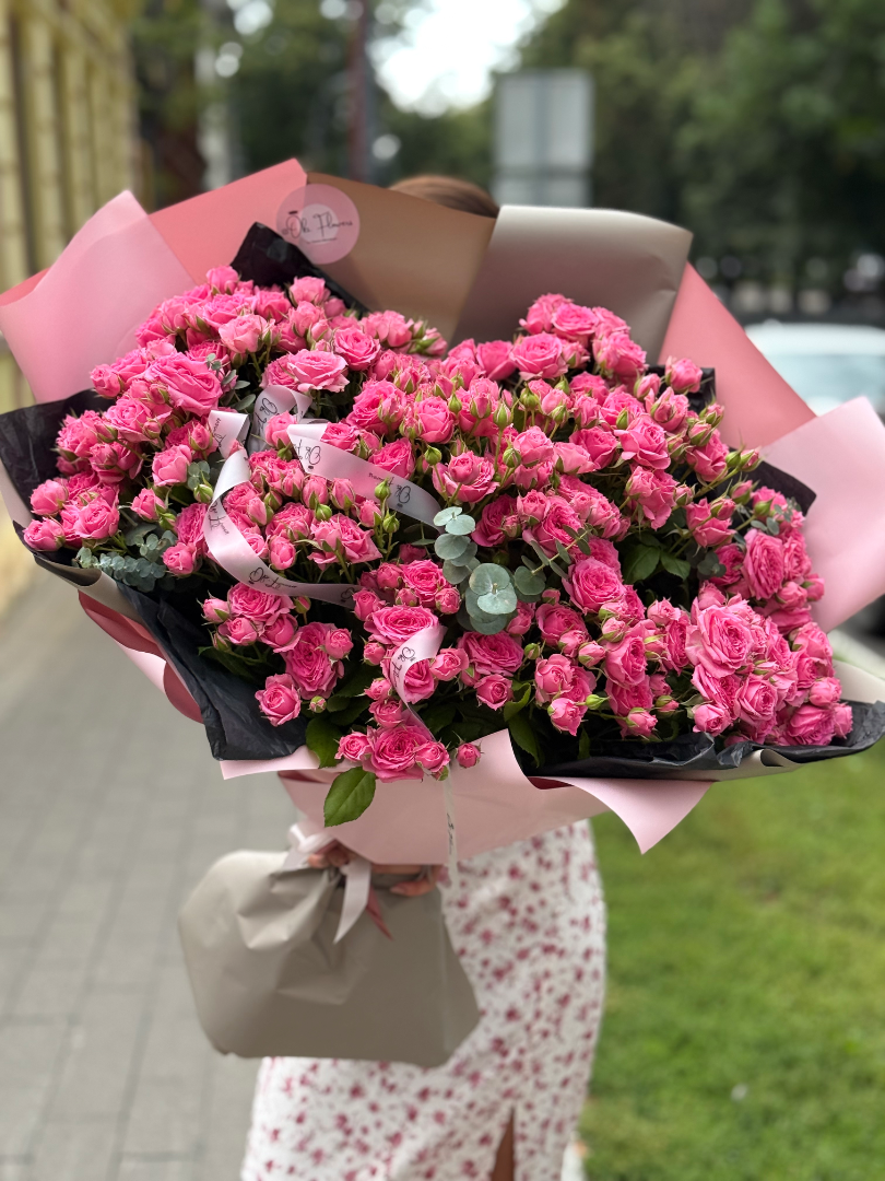 Букет с кустовыми розами «Розовый Вихрь» от интернет-магазина цветов в 