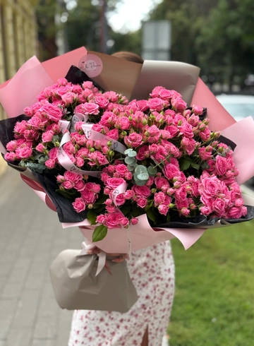 Букет с кустовыми розами «Розовый Вихрь» от интернет-магазина цветов в 
