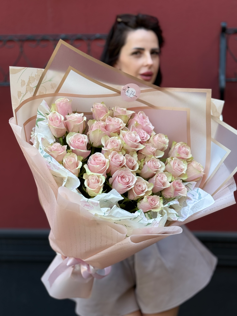 Букет из 27 Эквадорских роз от интернет-магазина цветов в 