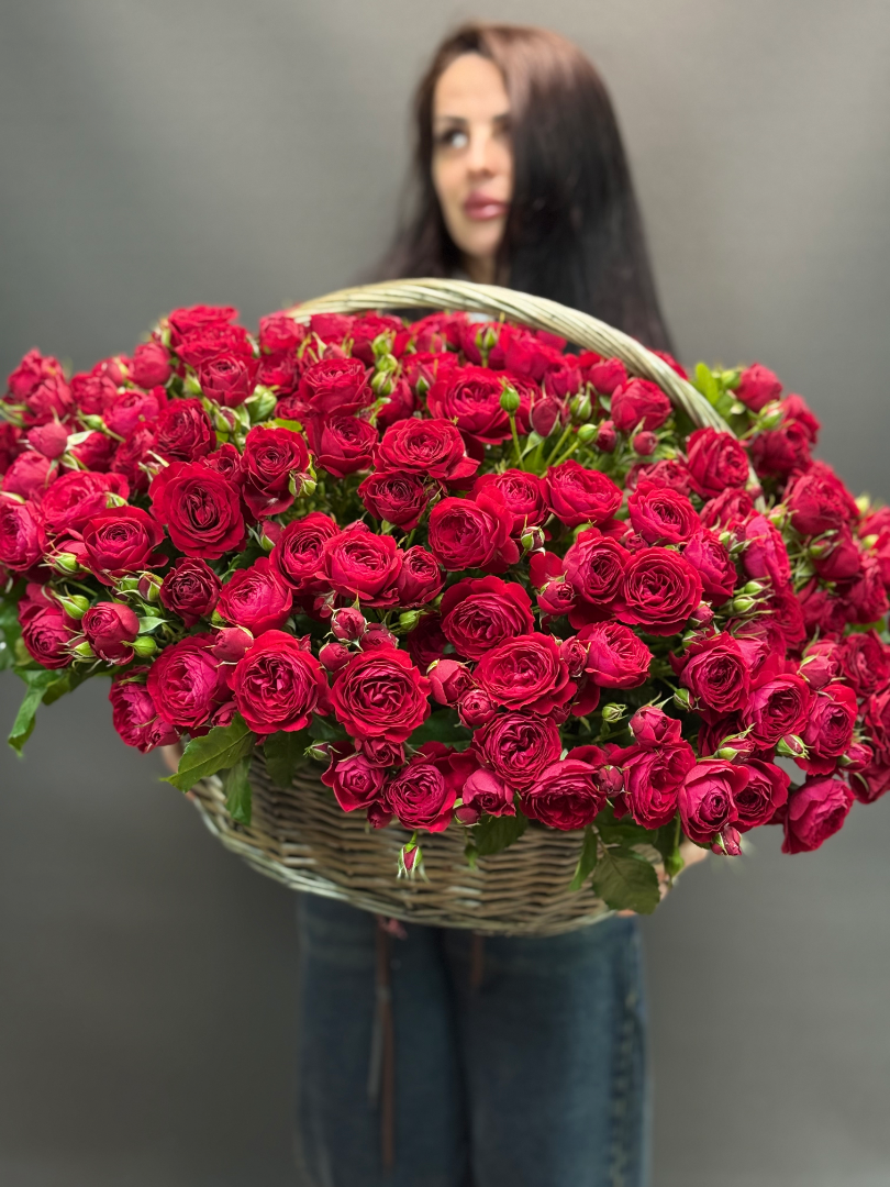 Корзина с кустовыми розами «Огненная Корзина» от интернет-магазина цветов в 