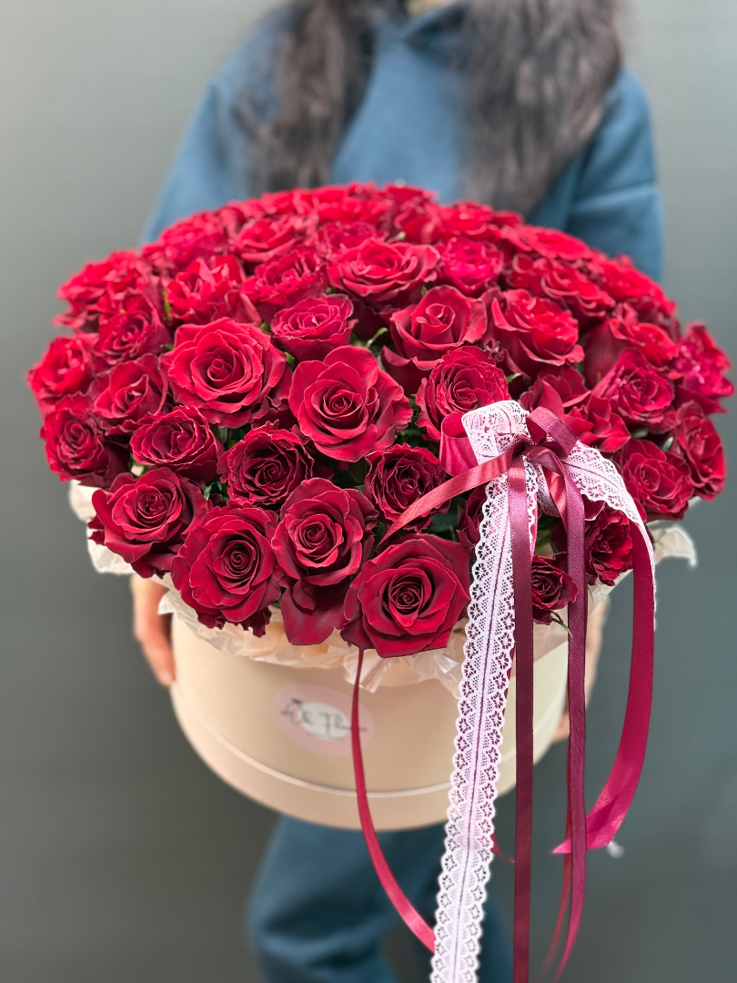 51 бордовая роза в шляпном коробке от интернет-магазина цветов в 