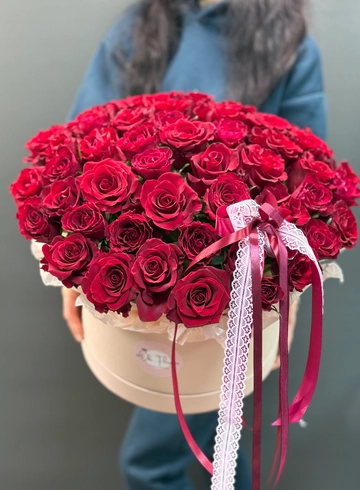 51 бордовая роза в шляпном коробке от интернет-магазина цветов в 