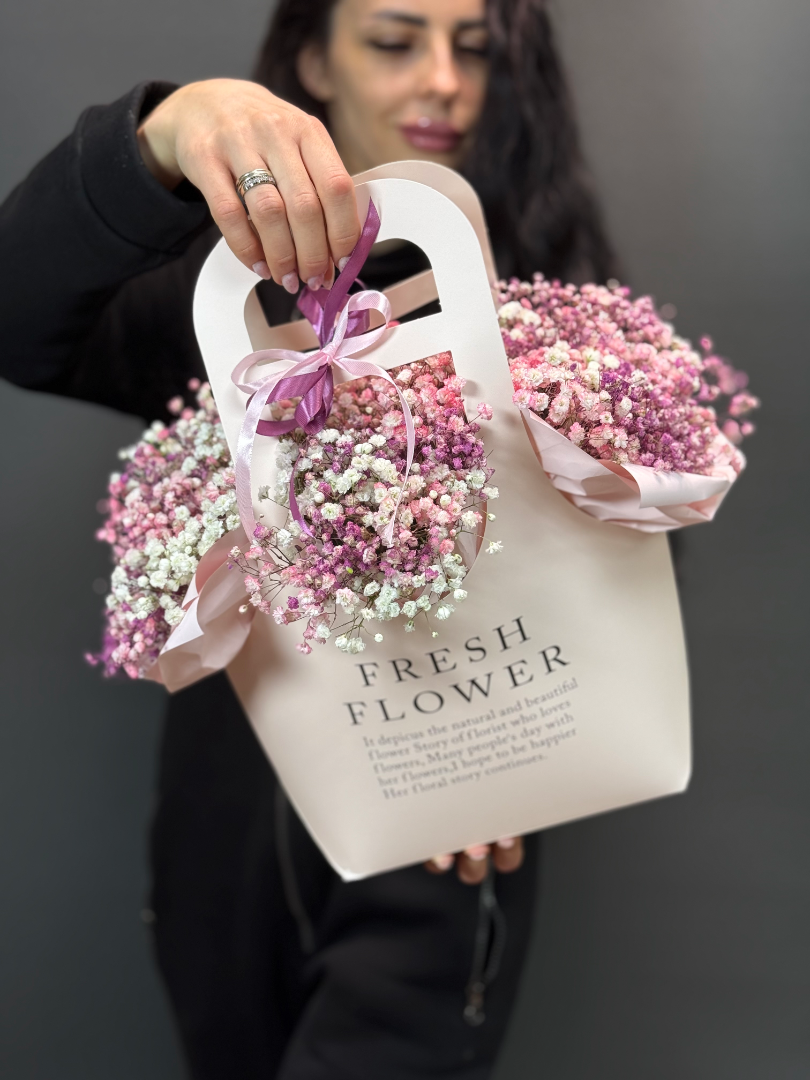 Сумочка с гипсофилой «Розовый Сновидец» от интернет-магазина цветов в 