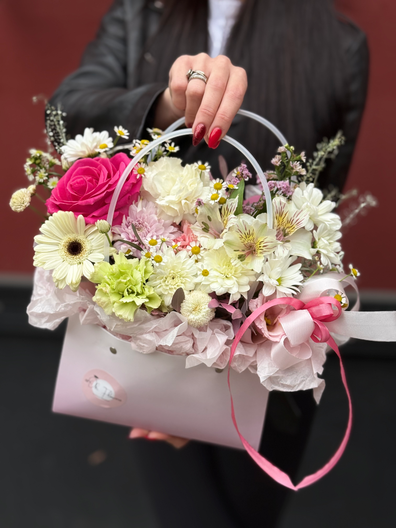 Сумочка с цветами «Легкий Вздох» от интернет-магазина цветов в 