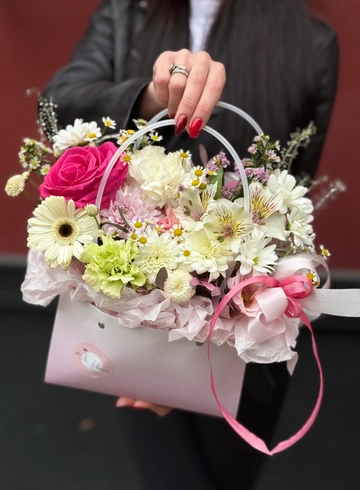 Сумочка с цветами «Легкий Вздох» от интернет-магазина цветов в 