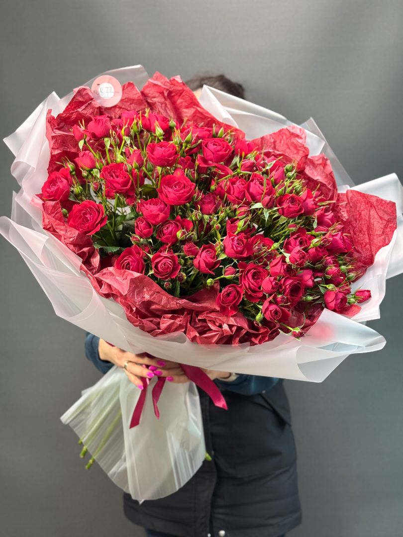 Красные пионовидные кустовые розы 15 шт. от интернет-магазина цветов в 