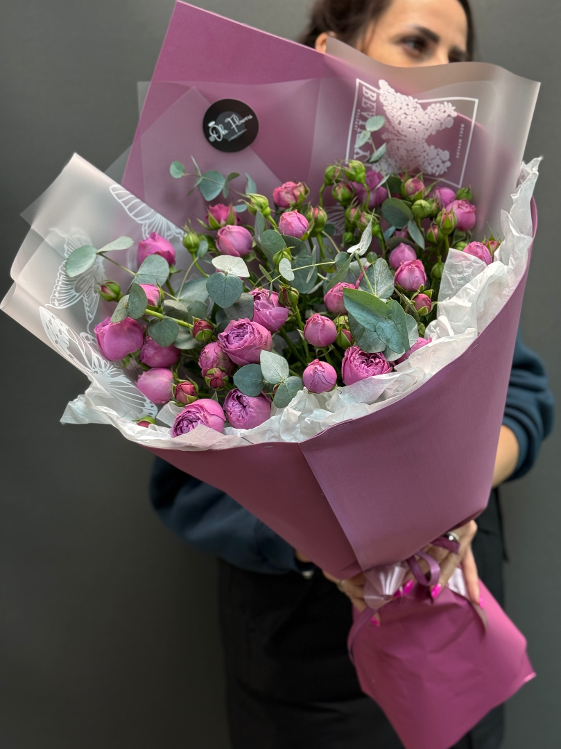 Малиновые пионовидные кустовые розы  11 шт. от интернет-магазина цветов в 