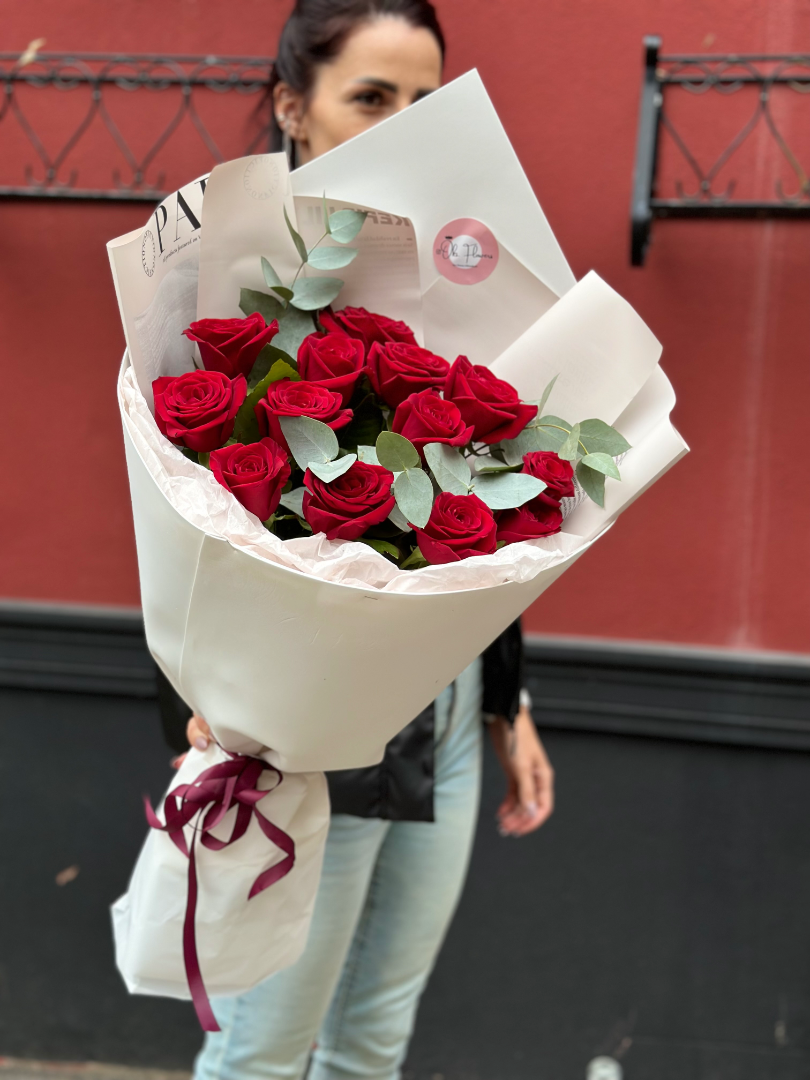 Букет из 13 Российских бордовых роз от интернет-магазина цветов в 