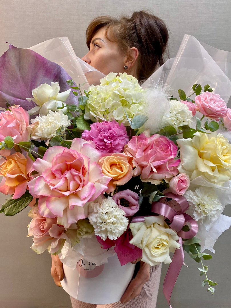 Цветы в шляпной коробке &laquo;Цветной Рассвет&raquo; от интернет-магазина цветов в 