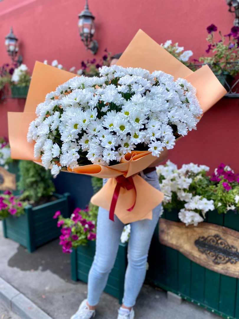 Букет из 21 хризантемы «Белоснежный Луг» от интернет-магазина цветов в 