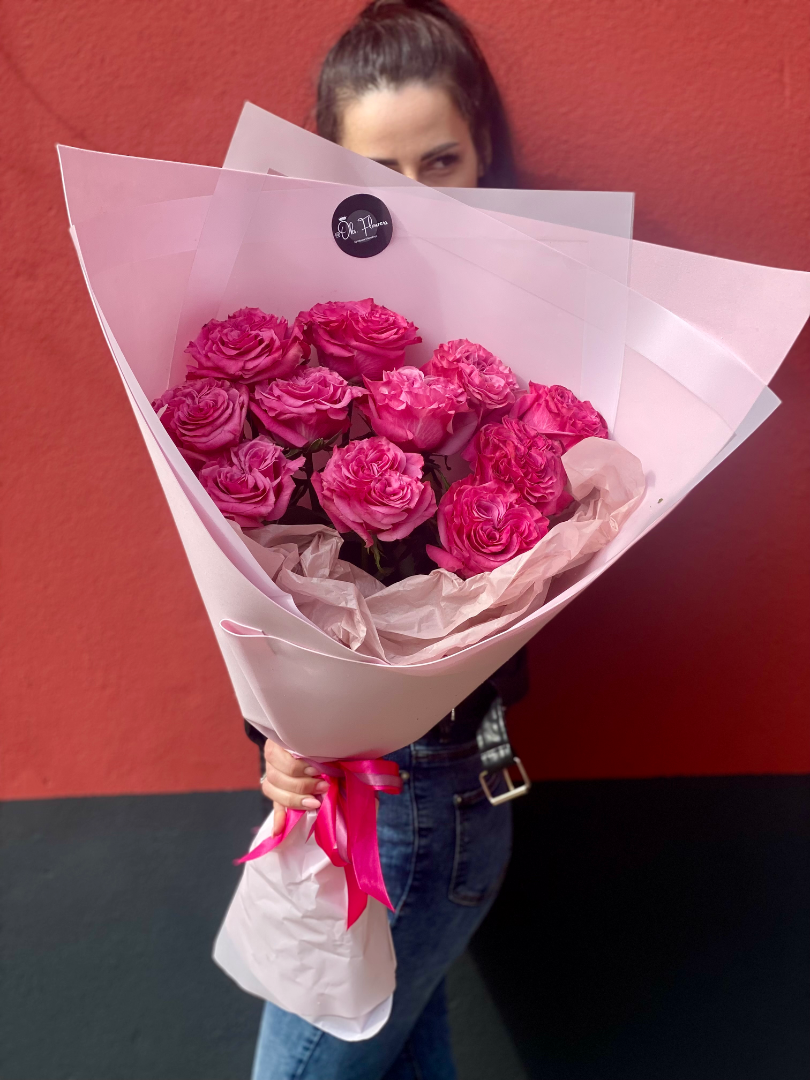 Букет из 11 пионовидных малиновых роз от интернет-магазина цветов в 