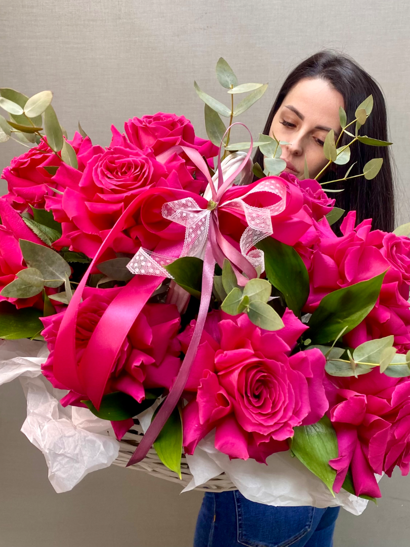 Корзина из 13 малиновых французских роз  от интернет-магазина цветов в 