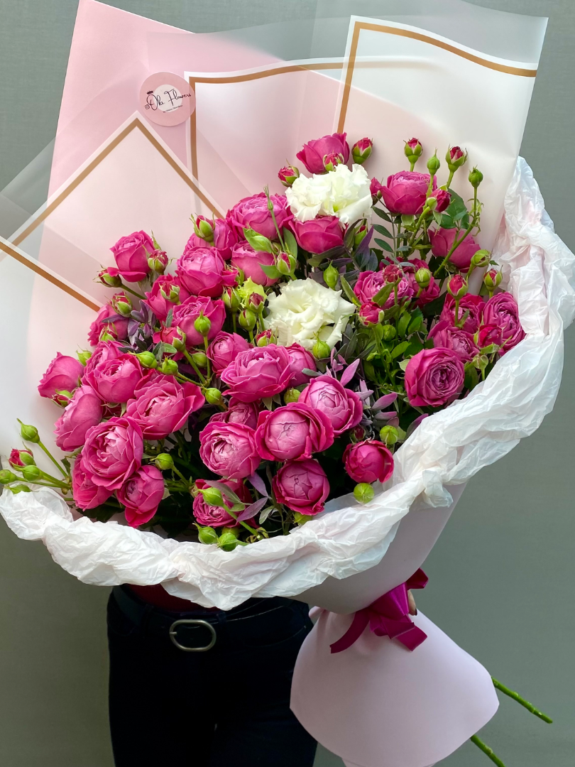 Букет из 11 малиновых пионовидных кустовых роз от интернет-магазина цветов в 