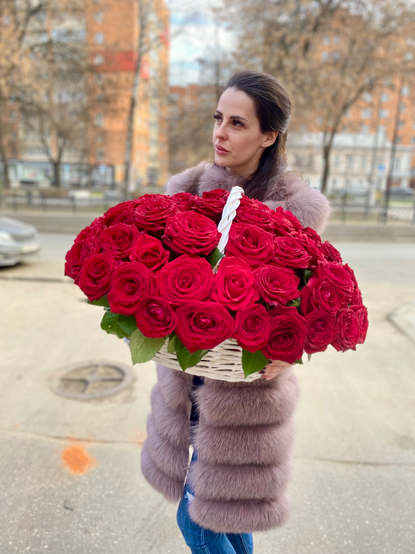 Корзина из 51 бордовой российской розы от интернет-магазина цветов в 