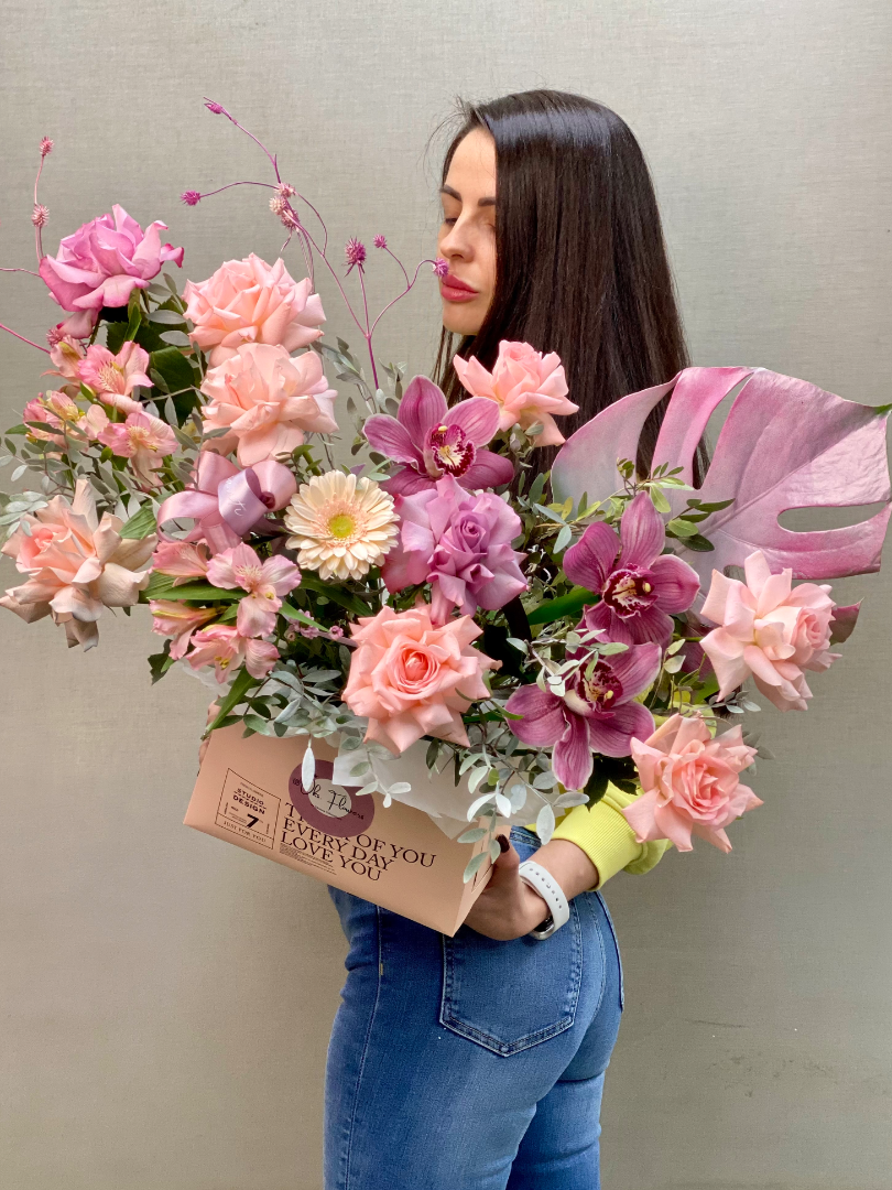 Сумочка с цветами «Цветной Взгляд» от интернет-магазина цветов в 