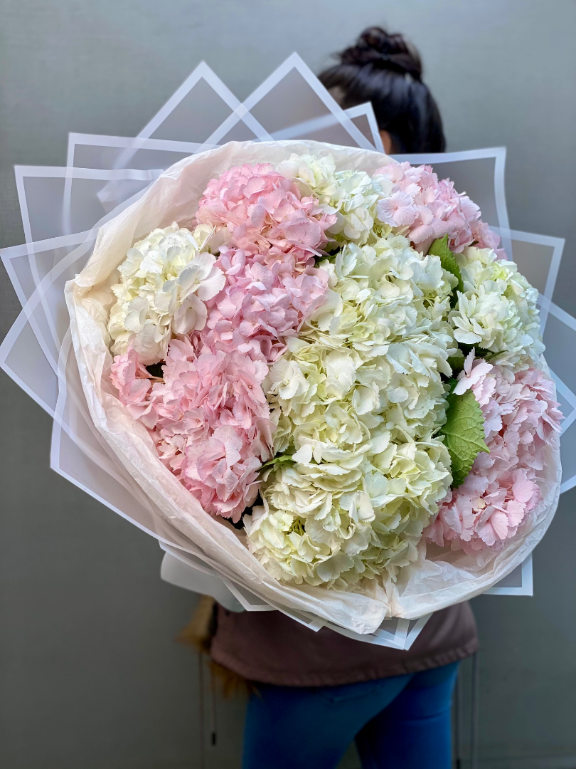 Букет из 13 гортензий от интернет-магазина цветов в 
