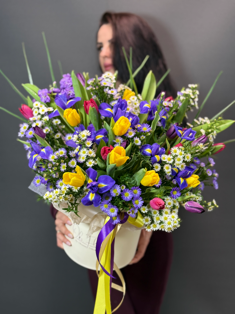 Коробка с цветами «Весенний Вихрь» от интернет-магазина цветов в 