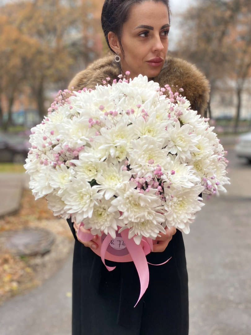 Коробка с хризантемой «Белоснежный Сон» от интернет-магазина цветов в 