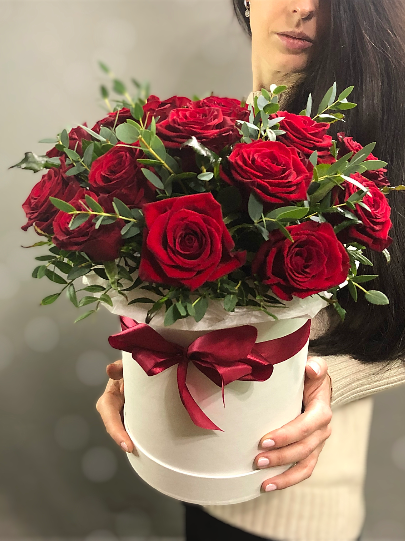 Коробка из 17 бордовых российских роз от интернет-магазина цветов в 
