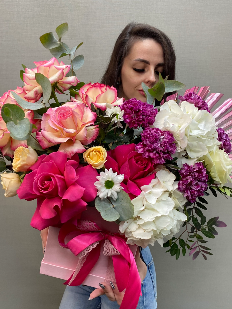 Коробка «Розовый Вихрь Цветов» от интернет-магазина цветов в 