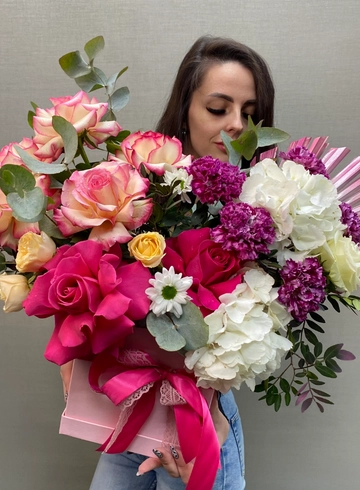 Коробка «Розовый Вихрь Цветов» от интернет-магазина цветов в 