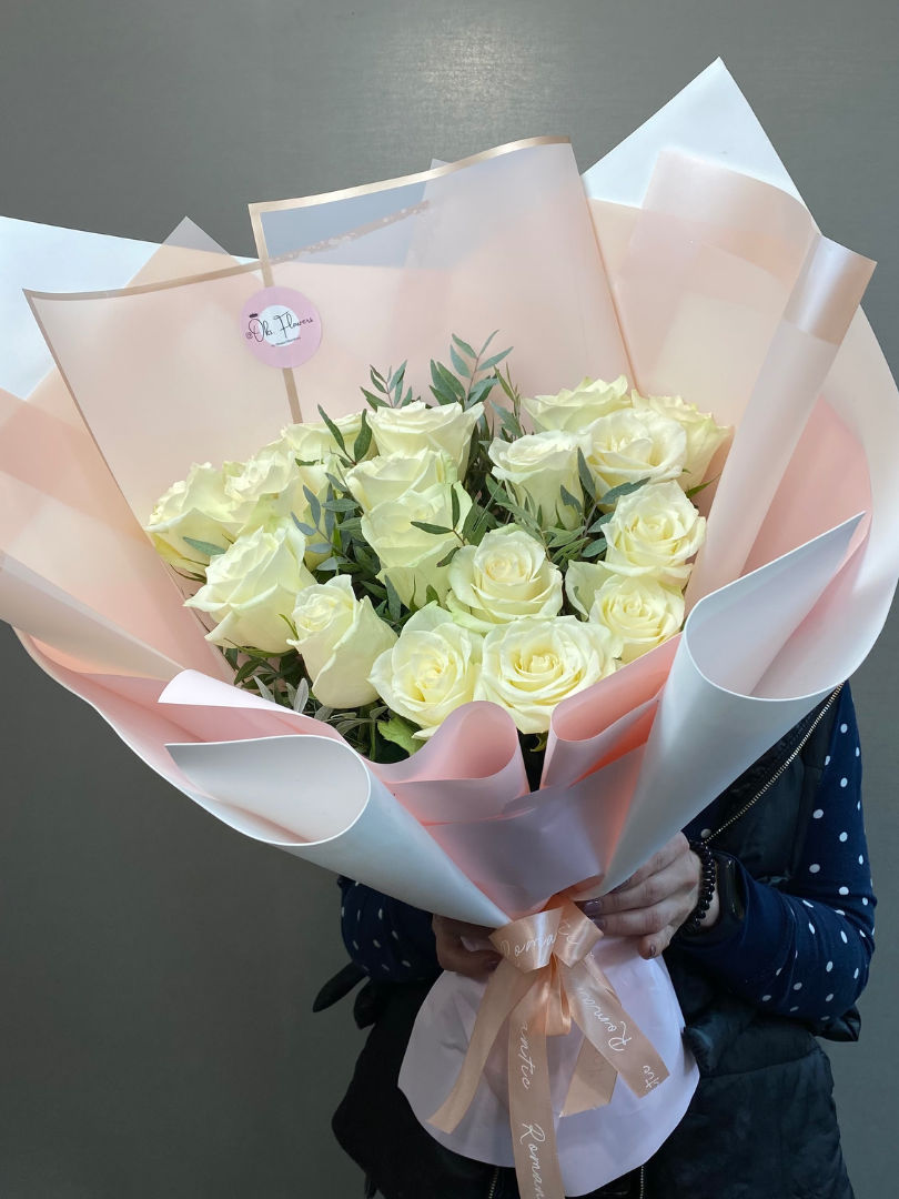 Букет из 17 белых российских роз от интернет-магазина цветов в 