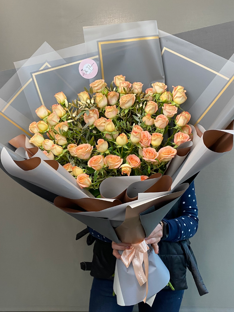 11 кустовых роз персикового цвета от интернет-магазина цветов в 