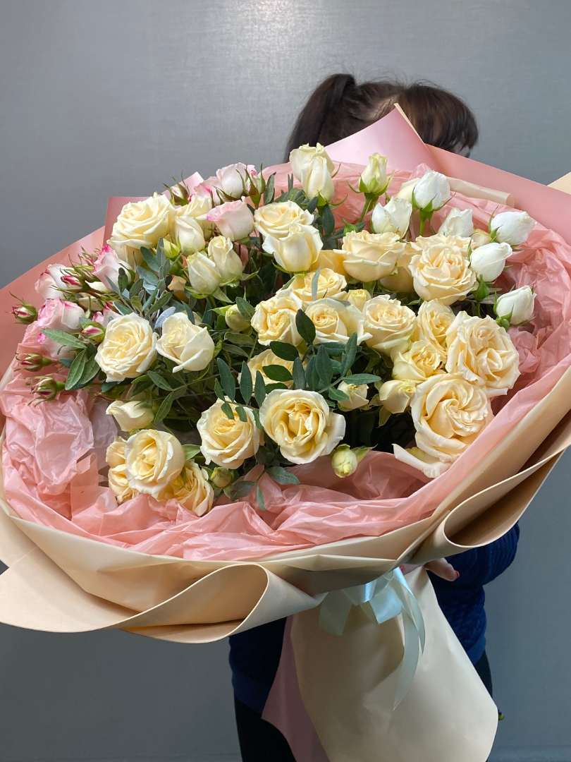 7 кустовых роз персикового цвета от интернет-магазина цветов в 