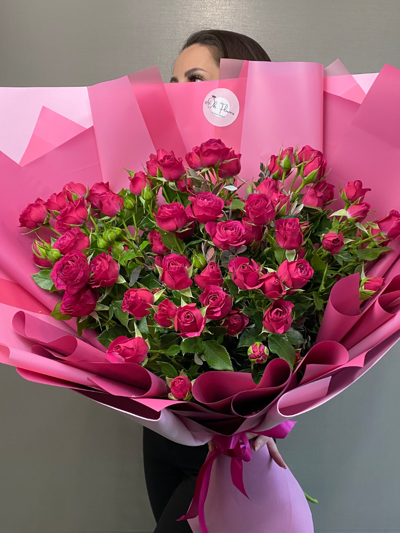Букет из 11 малиновых кустовых роз от интернет-магазина цветов в 