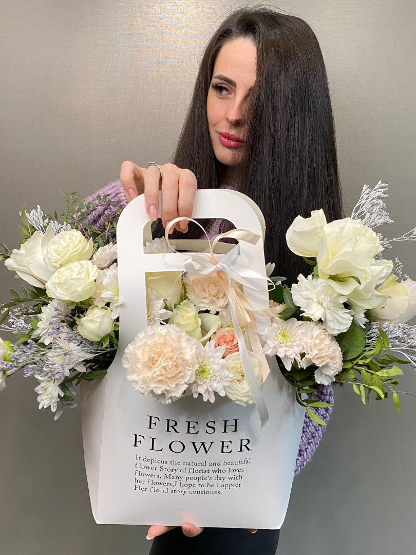 Сумочка «Белоснежный Сюрприз» от интернет-магазина цветов в 