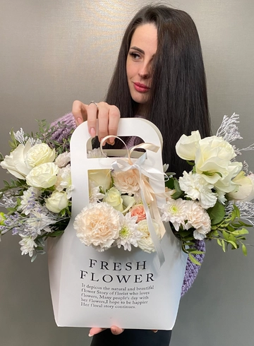 Сумочка «Белоснежный Сюрприз» от интернет-магазина цветов в 