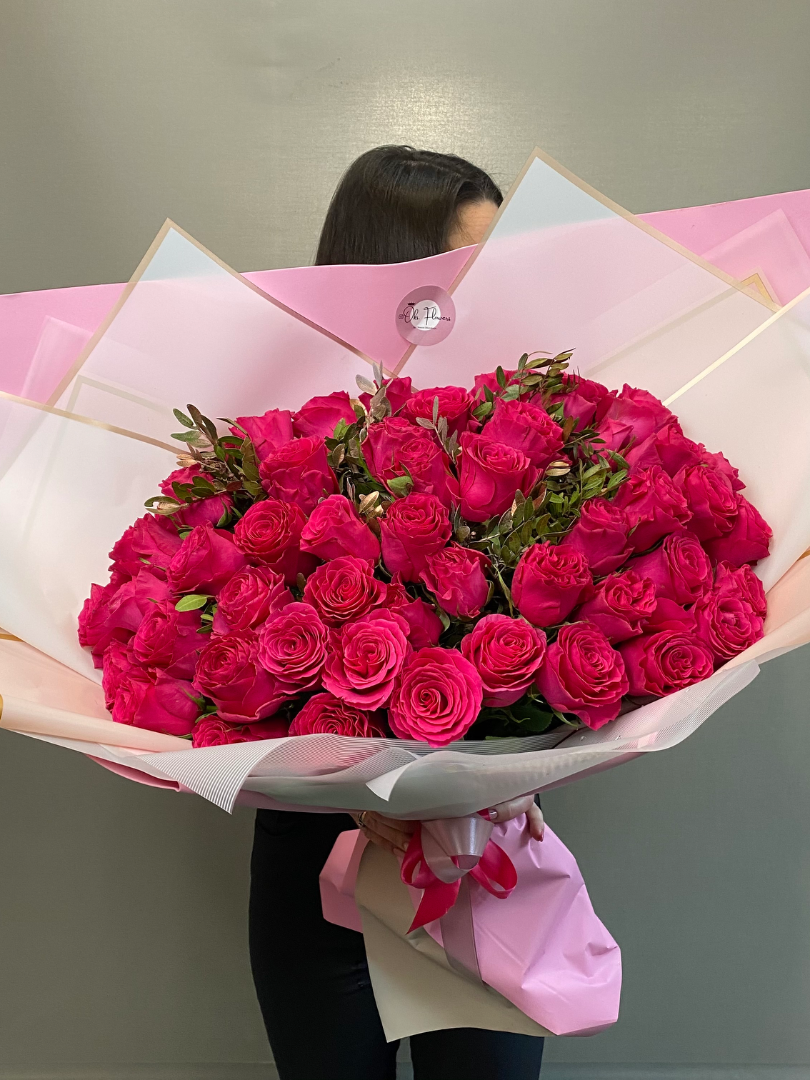 Букет из 51 ярко-розовых эквадорских роз от интернет-магазина цветов в 