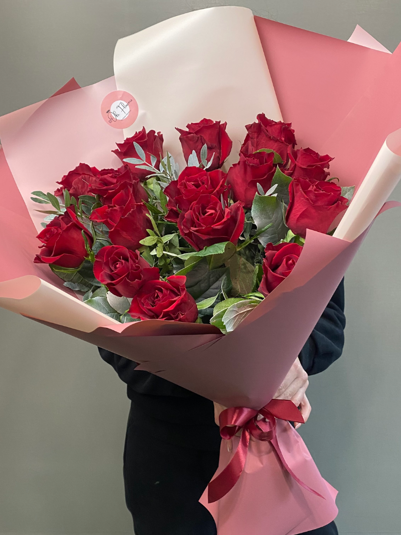 Букет из 15 красных кенийских роз от интернет-магазина цветов в 