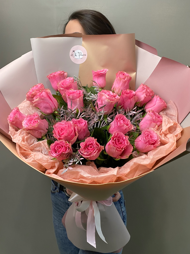 Букет из 21 розовой кенийской розы от интернет-магазина цветов в 