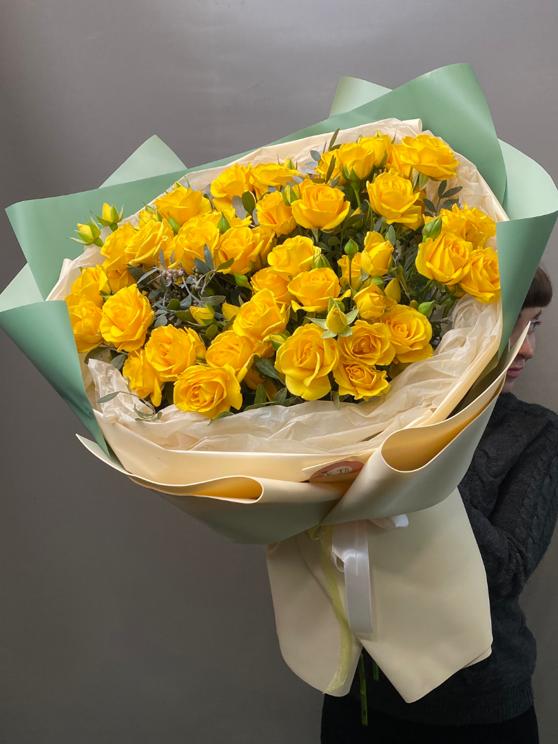 Букет из 9 желтых кустовых роз от интернет-магазина цветов в 