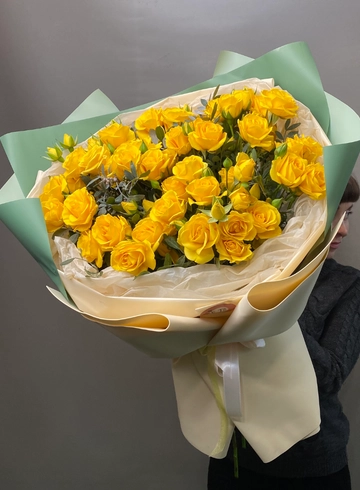 Букет из 9 желтых кустовых роз от интернет-магазина цветов в 