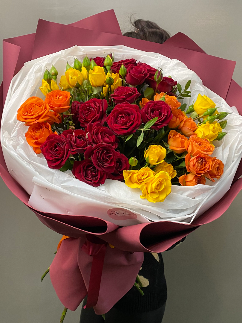 Букет из разноцветных кустовых роз от интернет-магазина цветов в 