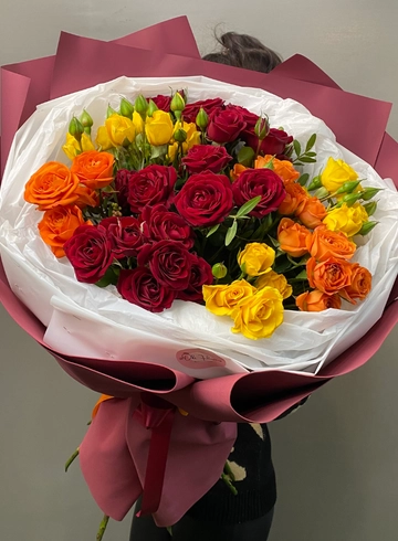 Букет из разноцветных кустовых роз от интернет-магазина цветов в 