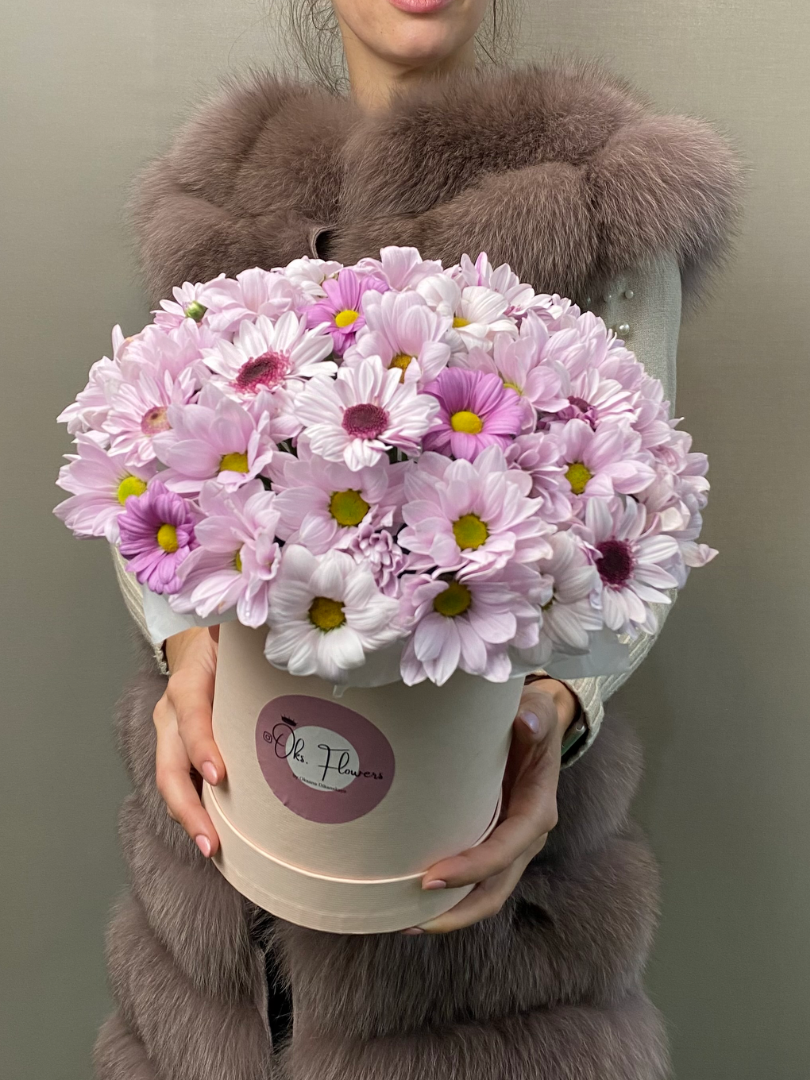 Коробка с ромашковыми хризантемами “Лавандовое облако” от интернет-магазина цветов в 