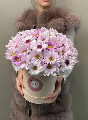 Коробка с ромашковыми хризантемами “Лавандовое облако” от интернет-магазина цветов в 