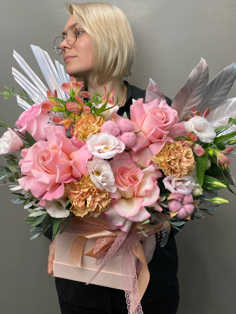 Авторская коробка «Нежность и утончённость» от интернет-магазина цветов в 