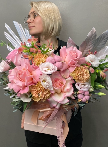 Авторская коробка «Нежность и утончённость» от интернет-магазина цветов в 