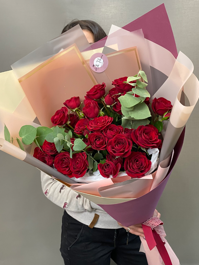 Букет из 7 бордовых кустовых роз от интернет-магазина цветов в 