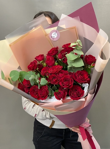 Букет из 7 бордовых кустовых роз от интернет-магазина цветов в 